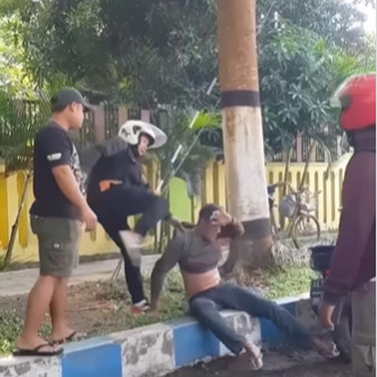Arogannya Pengendara PCX Tendang Kepala Orang Hingga Pingsan di Pinggir Jalan, ini Identitas Kendaraannya