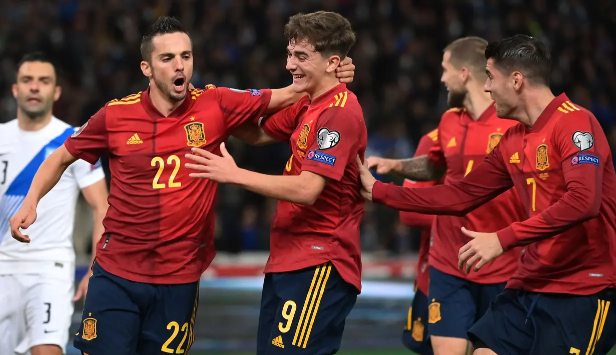 Hasil tersebut membuat Spanyol memimpin puncak klasemen sementara Grup B dengan raihan 16 poin sedangkan Yunani harus turun ke peringkat tiga dengan koleksi 9 poin. (AFP/Aris Messinis)