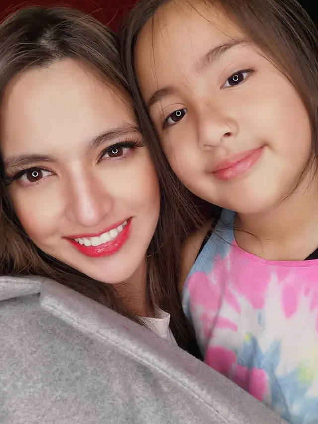 [Fimela] Nia Ramadhani dan Mikhayla Zalindra Bakrie