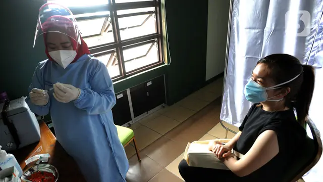 FOTO: Vaksinasi COVID-19 Massal Digelar di DKI Jakarta