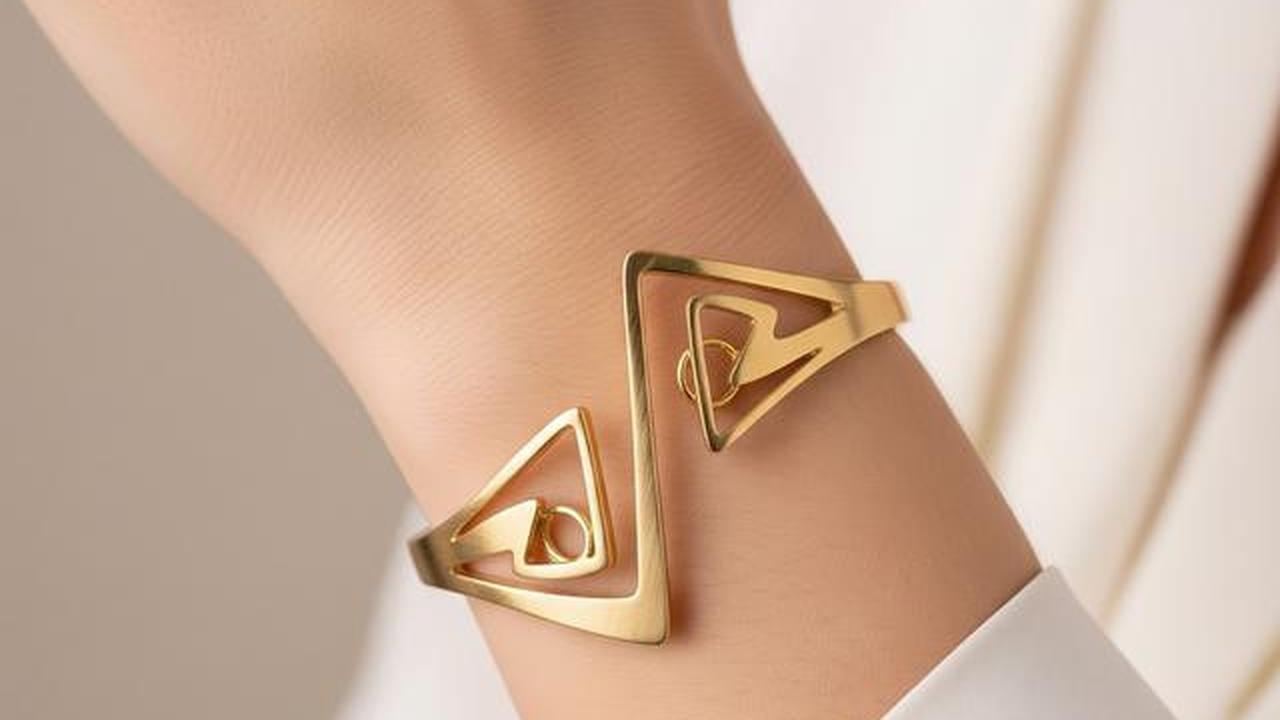 8 Model Gelang Emas Cuff Sculptural Desain Abstrak 2025, Elegan untuk Penampilan Wanita