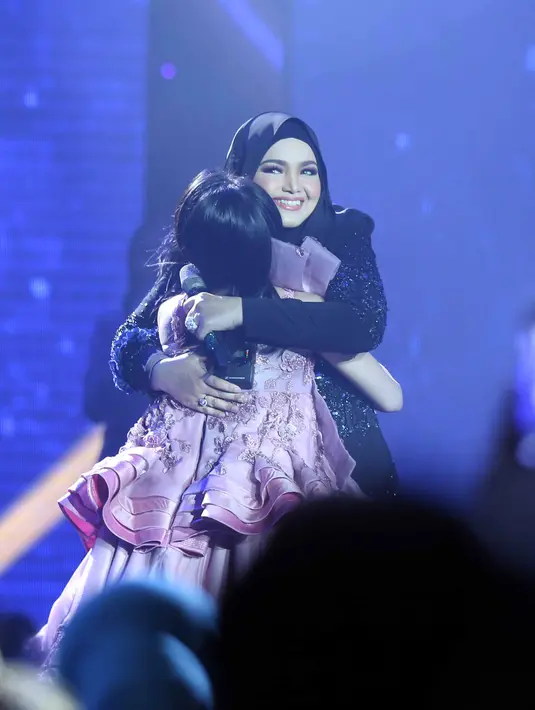Siti tidak bisa menyembunyikan kegembiraannya saat tampil di Golden Memories Internasional pada Kamis (12/1) malam. Bisa merayakan ultah bersama para penggemarnya. (Nurwahyunan/Bintang.com)