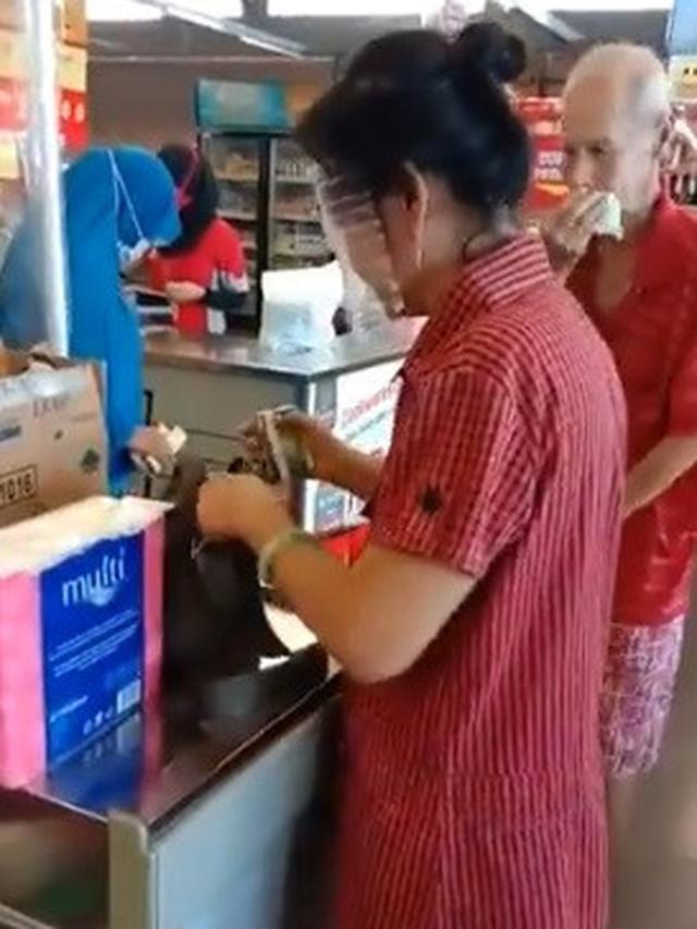 Ibu ini modifikasi botol plastik bekas sebagai pengganti masker