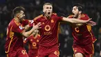 Bek AS Roma Rasmus Kristensen berselebrasi setelah mencetak gol ke gawang Sassuolo Calcio dalam duel pekan ke-14 Serie A 2023/2024 di Stadion Mapei, Minggu (3/12/2023). (Massimo Paolone /LaPresse via AP)