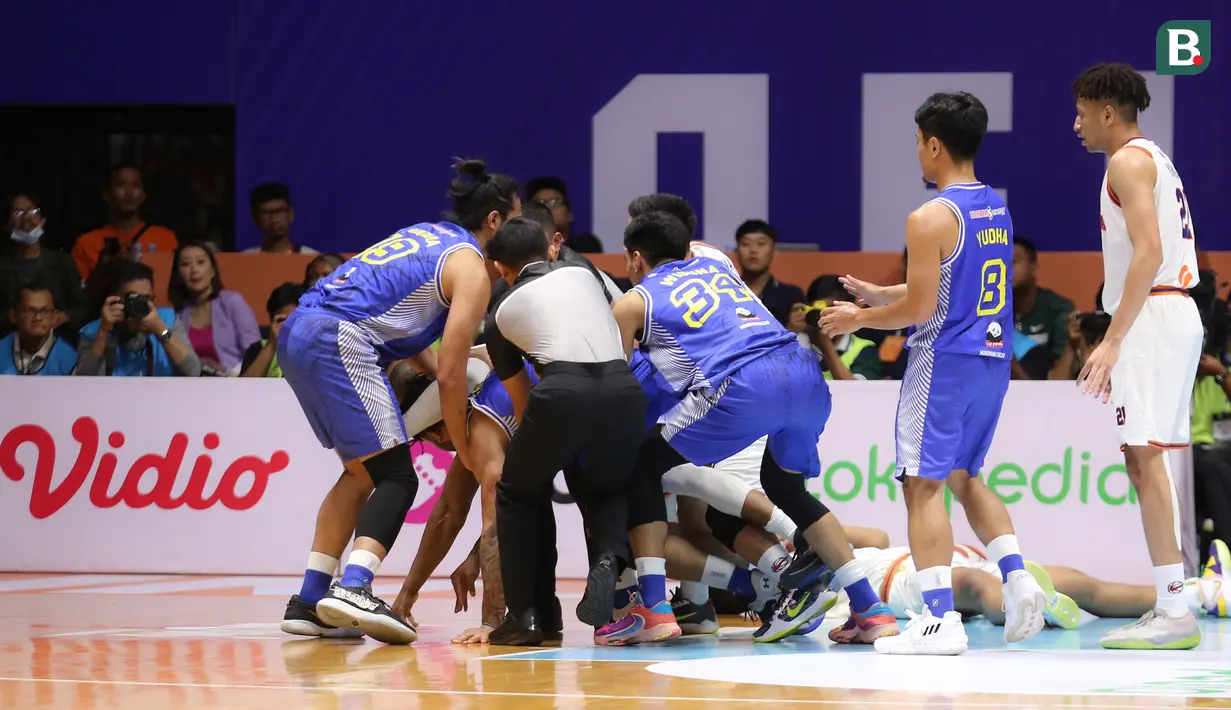 Pemain Prawira Bandung bersitegang dengan pemain Pelita Jaya pada laga gim pertama final IBL 2023 di Hall Senayan, Jakarta, Kamis (20/07/2023). Laga dimenangkan oleh Prawira Bandung dengan skor 74-65. (Bola.com/Bagaskara Lazuardi)
