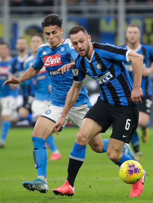 Bek Inter Milan, Stefan de Vrij (kanan) berebut bola dengan pemain Napoli, Elif Elmas, pada leg pertama semifinal Coppa Italia di Stadion Giuseppe Meazza, Rabu (12/2/2020). Inter Milan  menyerah dari tamu, Napoli, dengan skor 0-1 akibat gol tunggal Fabian Ruiz. (AP/Luca Bruno)