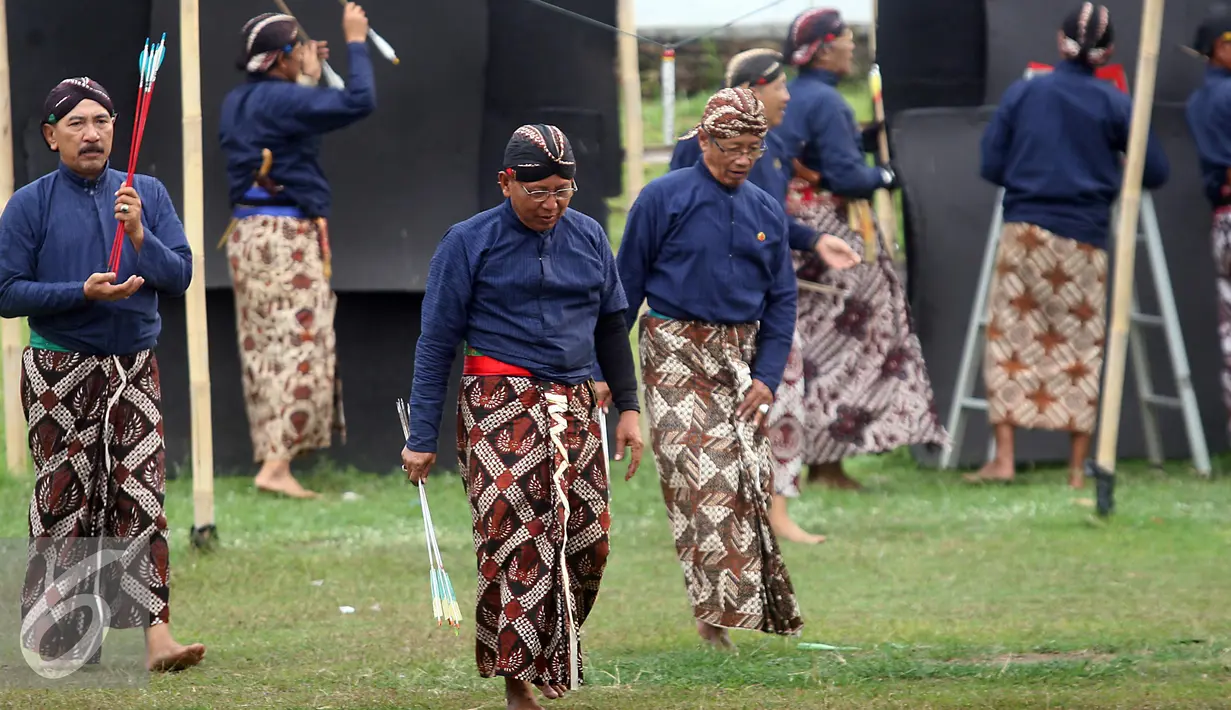 Sejumlah abdi mengumpulkan anak panah saat lomba panahan tradisional gaya Mataram di Komplek Kraton Kesultanan Yogyakarta, Kamis (15/9). Perlombaan tersebut berhadiah medali emas buatan Perancis. (Liputan6.com/ Boy Harjanto)