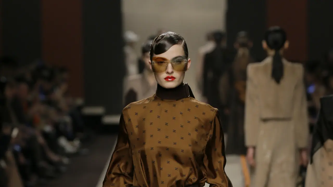 Baju rancangan terakhir Karl Lagerfeld untuk Fendi di Milan Fashion Week 2019
