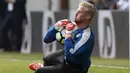 Kiper Leicester City, Kasper Schmeichel, menangkap bola saat pertandingan melawan Tottenham Hotspur di White Hart Lane, London, (15/05/2017). K Schmeichel disiapkan untuk menjadi pengganti De Gea jika pindah ke Real Madrid. (AFP/Ian Kington)