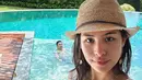 Maudy Ayunda juga membagikan momen kebersamaannya dengan suami. Terlihat ia berselfie dengan latar suaminya yang sedang berenang. Foto: Instagram.