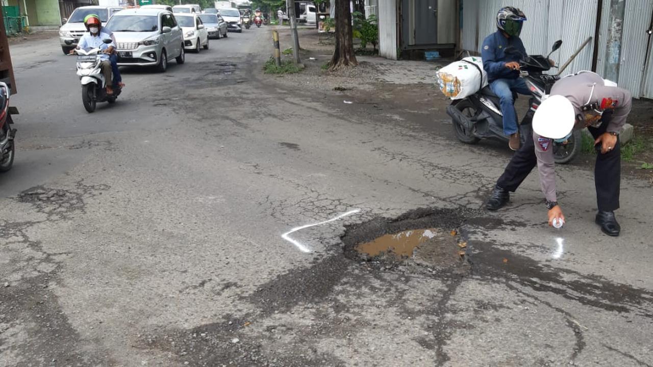 Polisi tandai jalan berlubang di by pass Mojokerto. (Ist)