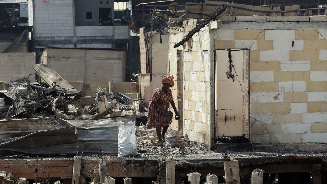 Bau sisa kebakaran pun masih terhirup di lokasi. Sisa asap kebakaran pun juga masih terlihat di beberapa titik tumpukan bangunan yang hangus terbakar.