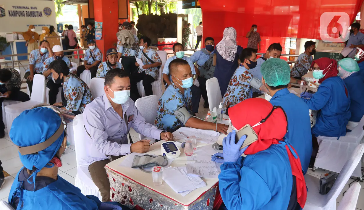 Petugas mengecek kesehatan pelaku transportasi sebelum divaksin COVID-19 di Terminal Kampung Rambutan, Jakarta, Kamis (10/6/2021). Vaksinasi ini untuk 1.000 orang yang terdiri dari para supir bus, kernet, pedagang usaha kecil dan mikro di Terminal Kampung Rambutan. (Liputan6.com/Herman Zakharia)