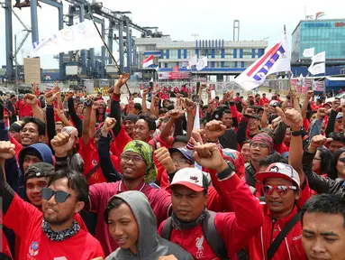 Federasi Pekerja Pelabuhan Indonesia (FPPI) melakukan aksi di Pelabuhan Tanjung Priok, Jakarta, Minggu (1/5). Dalam aksi MayDay 2016 mereka menuntut penyelamatan aset negara. (Liputan6.com/Angga Yuniar)