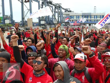 Federasi Pekerja Pelabuhan Indonesia (FPPI) melakukan aksi di Pelabuhan Tanjung Priok, Jakarta, Minggu (1/5). Dalam aksi MayDay 2016 mereka menuntut penyelamatan aset negara. (Liputan6.com/Angga Yuniar)