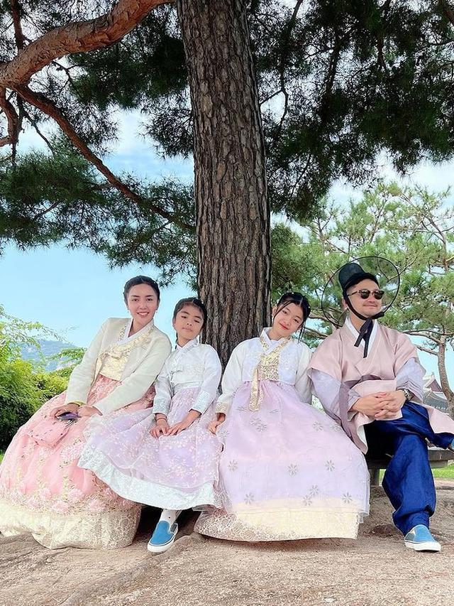 Potret Angga Wijaya Liburan Bareng Anak dan Istri di Korea, Penuh Cinta