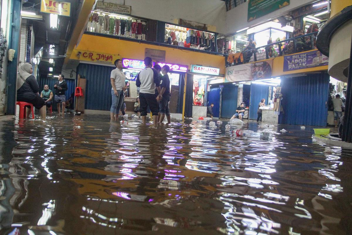 FOTO: Banjir Akibat Hujan Deras Ganggu Aktivitas Perdagangan di Pasar Cipulir