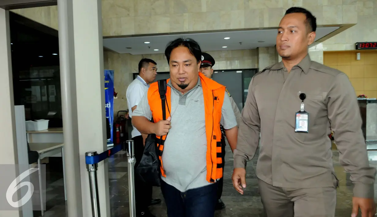Rustami diperiksa pasca operasi tangkap tangan (OTT) proyek ijon yang menyeret Bupati Banyuasin Yan Anton Ferdian di Dinas Pendidikan Kabupaten Banyuasin Sumatera Selatan, Jakarta, Selasa (6/9). (Liputan6.com/Helmi Afandi) 