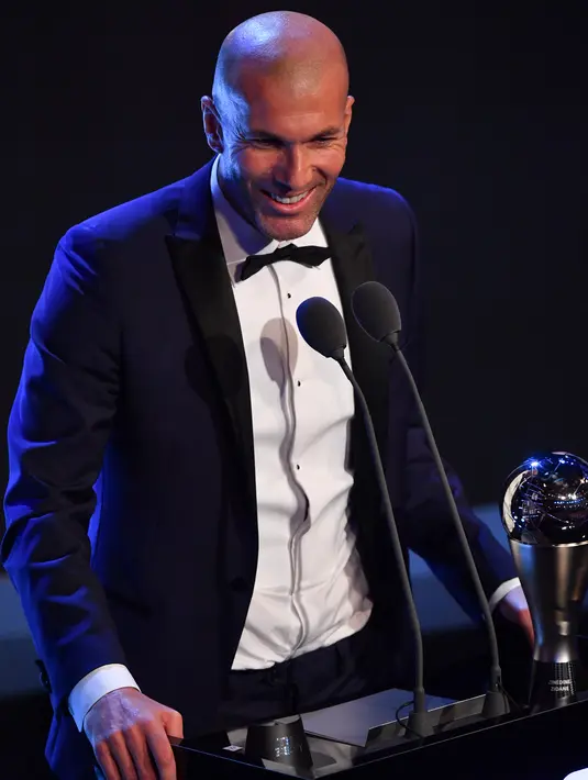 Zinedine Zidane memberi sambutan saat meraih penghargaan pelatih terbaik pada acara The Best FIFA Football Awards 2017 di London, Inggris (23/10). Zidane bersaing dengan Massimiliano Allegri dan Antonio Conte. (AFP Photo/Ben Stansall)