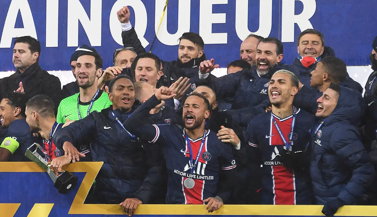 Pemain PSG merayakan juara Piala Super Prancis usai mengalahkan Marseille di Stade Bollaert-Delelis, Kamis (14/1/2021). PSG menang 2-1 atas Marseille. (AFP/Denis Charlet)
