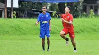 Pelatih fisik Arema FC, Siswantoro, memantau latihan yang dilakukan gelandang Singo Edan, Seiya da Costa. (Bola.com/Iwan Setiawan)