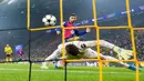 Kelima gol di laga ini tercipta di babak kedua. Barca mencetak tiga gol lewat aksi Raphinha (53') dan brace Ferran Torres (75', 85'). Sementara Dortmund sempat mengejar melalui Serhou Guirassy (60', 78'). (AP Photo/Martin Meissner)