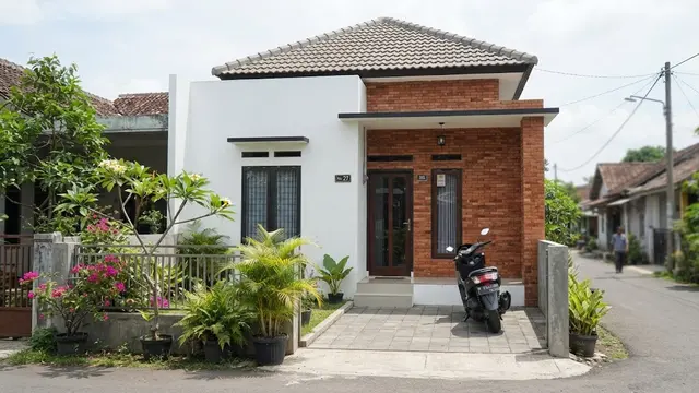Model dinding dua tekstur untuk fasad rumah minimalis dengan desain dinding putih dan bata merah