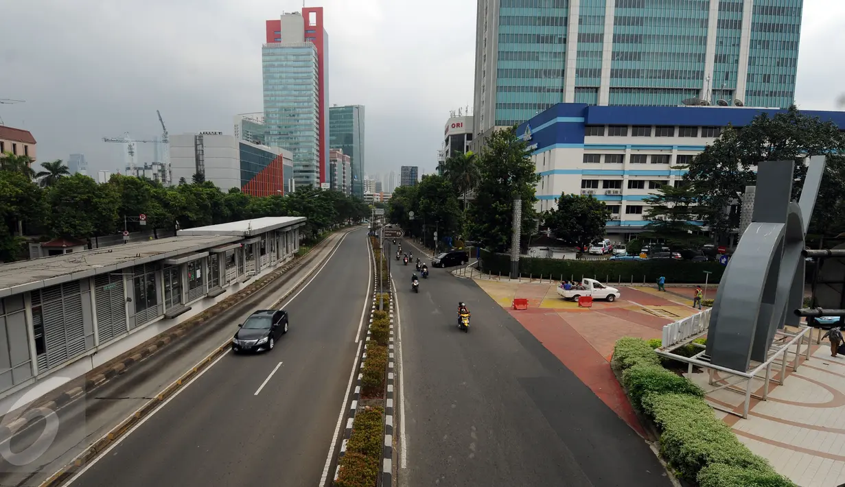Suasana jalan HR Rasuna Said Jakarta, Kamis (5/5/2016). Sejumlah ruas jalan utama di Jakarta terpantau lengang terkait libur panjang dua hari besar keagamaan dan akhir pekan. (Liputan6.com/Helmi Fithriansyah)