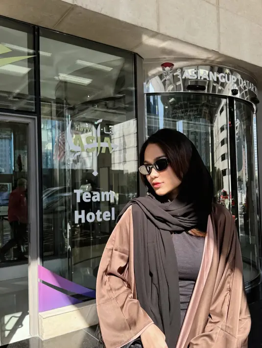 Azizah juga kenakan pashmina sebagai kerudung, Flap Bag Chanel hitam dan kacamata hitam [@azizahsalsha_]