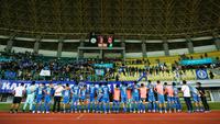 Pemain PSIM Yogyakarta memberikan penghormatan untuk suporter mereka yang telah datang ke lapangan saat laga lanjutan Grup B Liga 2 2022/2023 antara FC Bekasi City melawan PSIM Yogyakarta di Stadion Patriot Candrabhaga, Bekasi, Senin (19/09/2022). (Bola.com/Bagaskara Lazuardi)
