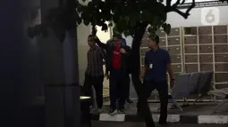 Terdakwa perkara suap terkait pengurusan Pergantian Antar Waktu (PAW) anggota Dewan Perwakilan Rakyat (DPR) periode 2019-2024, Hasto Kristiyanto yang juga Sekretaris Jenderal Partai Demokrasi Indonesia Perjuangan (PDIP) resmi bebas dari Rumah Tahanan (Rutan) Komisi Pemberantasan Korupsi (KPK), Jakarta, Jumat (1/8/2025). (Liputan6.com/Helmi Fithriansyah)
