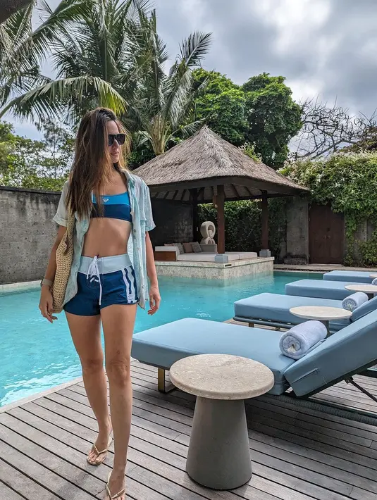 Nia Ramadhani tampak mengenakan sport wear yang terdiri dari sport bra dan celana pendeknya yang berwarna biru. [Foto: Instagram/ramadhaniabakrie]