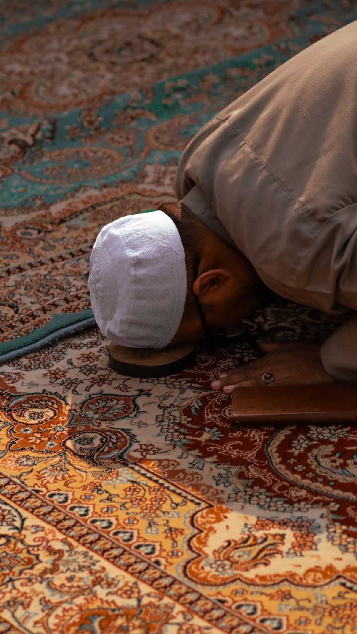 Artinya: "Dengan menyebut nama Allah, ya Allah jauhkanlah kami dari (gangguan) setan dan jauhkanlah setan dari rezeki yang Engkau anugerahkan kepada kami."<br>