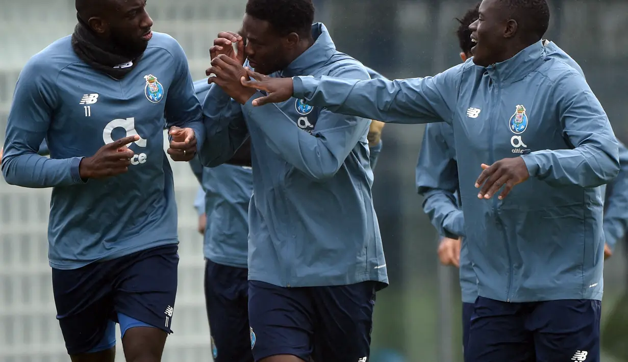 Penyerang FC Porto,  Moussa Marega (kiri), gelandang Mamadou Loum Ndiaye (tengah) dan bek Malang Sarr berlari bersama rekan satu tim selama sesi latihan di tempat latihan Olival di Vila Nova de Gaia (16/2/2021). Porto merupakan penghuni peringkat kedua Grup C Liga Champions. (AFP/Miguel Riopa)