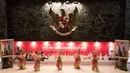 Penampilan tarian daerah membuka acara jamuan makan malam jelang Kejuaraan Dunia BWF 2015 di Balai Kota, Jakarta, Sabtu (8/8/2015). (Bola.com/Vitalis Yogi Trisna)