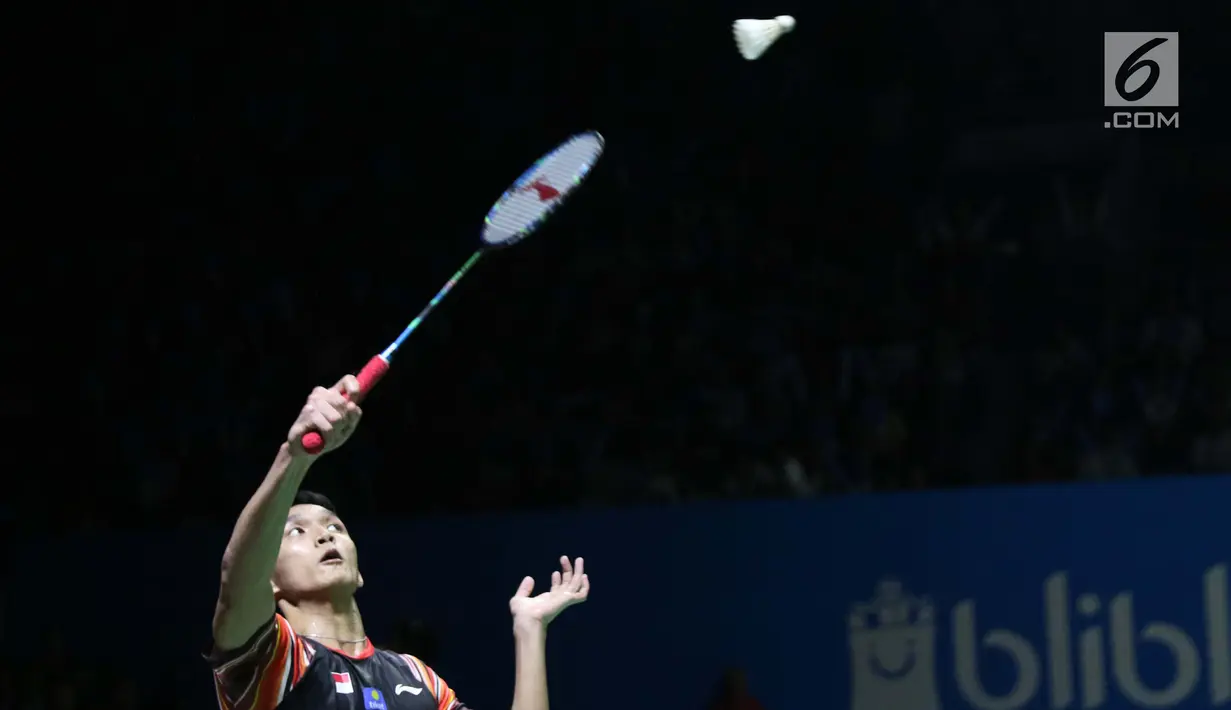 Pebulu tangkis tungal putra Indonesia, Jonatan Christie saat melawan Chou Tien Chen (Taiwan) di perempat final Indonesia Open 2019 di Istora Senayan, Jakarta, Jumat (19/7/2019). Jonatan Christie kalah 16-21, 21-18, 21-14. (Liputan6.com/Helmi Fitrhiansyah)