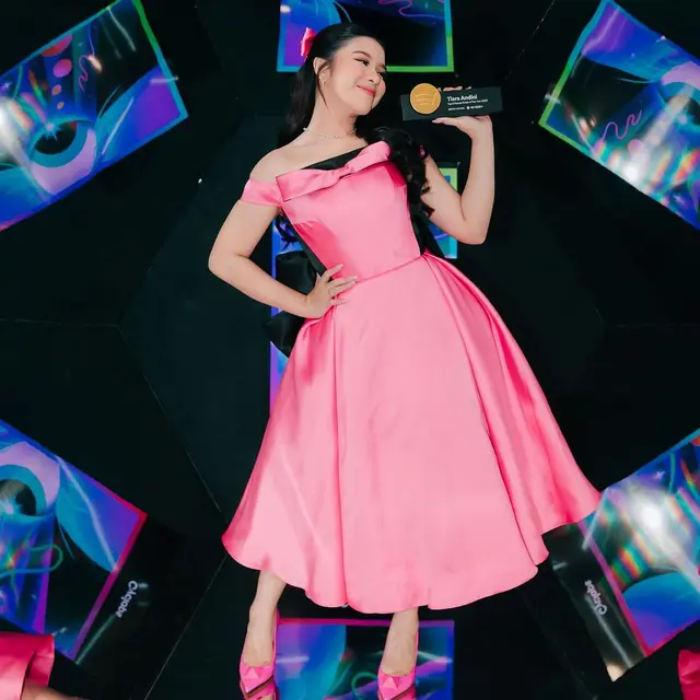 6 Gaya Tiara Andini Tampil bak Princess dengan Dress Pink di Spotify Wrapped 2023, Sepanggung Bareng Bambam!