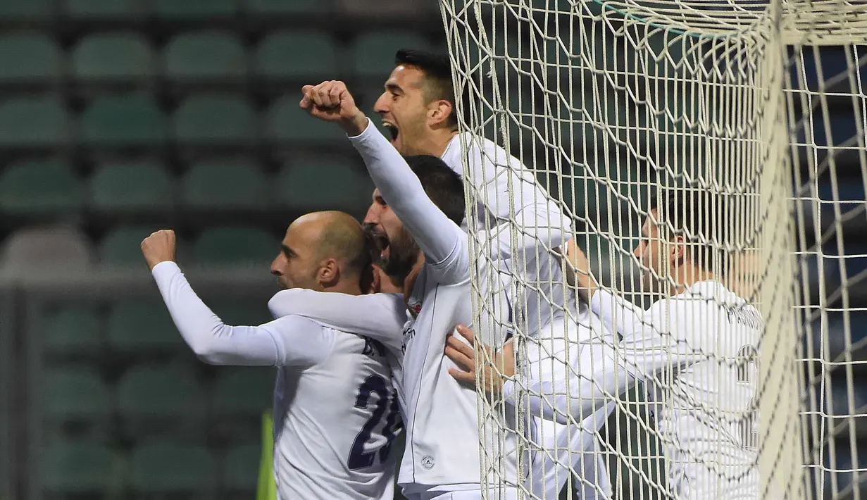 Para pemain Fiorentina merayakan gol rekannya, Borja Valero (kiri) pada lanjutan liga Italia Serie A saat melawan Sassuolo di Stadion Mapei, Reggio Emilia, Selasa (01/12/2015). (AFP Photo/Olivier Morin)