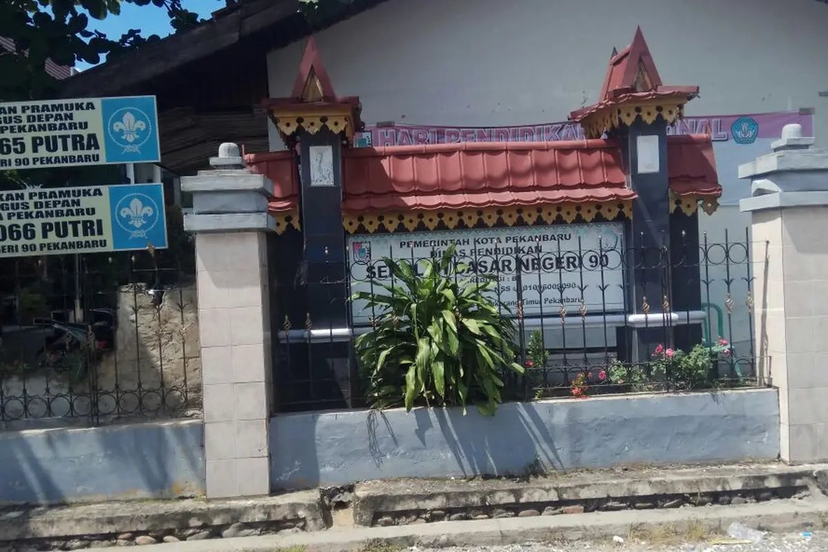Tak Hanya Gembok Sekolah, Warga Juga Sandera Kepala Sekolah