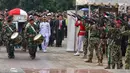 Prajurit TNI melepaskan tembakan ke udara saat prosesi pemakaman istri presiden ke-6 RI Susilo Bambang Yudhoyono (SBY), Ani Yudhoyono di TMP Kalibata, Jakarta, Minggu (2/6/2019). Ani Yudhoyono dimakamkan secara militer. (Liputan6.com/JohanTallo)