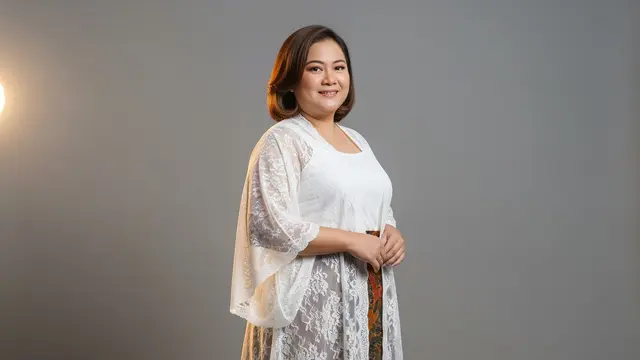 Atasan Brokat untuk Bahu Lebar dan Rok Batik untuk Paha Besar
