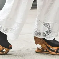 Heels dari ukiran kayu. (via: Bored Panda)
