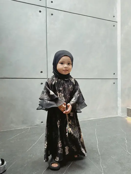 Ameena bahkan melengkapi penampilannya ini dengan hijab hitam polos, sandal hitam, dan tas sling yang juga berwarna hitam serasi. [Foto: Instagram/ameenaatta]