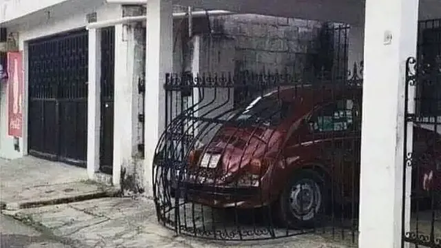 6 Garasi Rumah Terlalu Sempit Buat Mobil Ini Kelewat Nyeleneh, Kocak