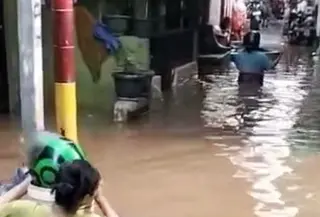 Ketinggian air di Kebon Pala dilaporkan mencapai lebih dari satu meter. (Foto: Antara)