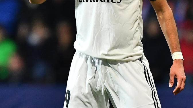 Penyerang Real Madrid, Karim Benzema, melakukan selebrasi usai mencetak gol.  (AFP / Joe Klamar)