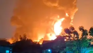 Pabrik Karet di Tangerang Kebakaran, Asap Pekat Membumbung Tinggi