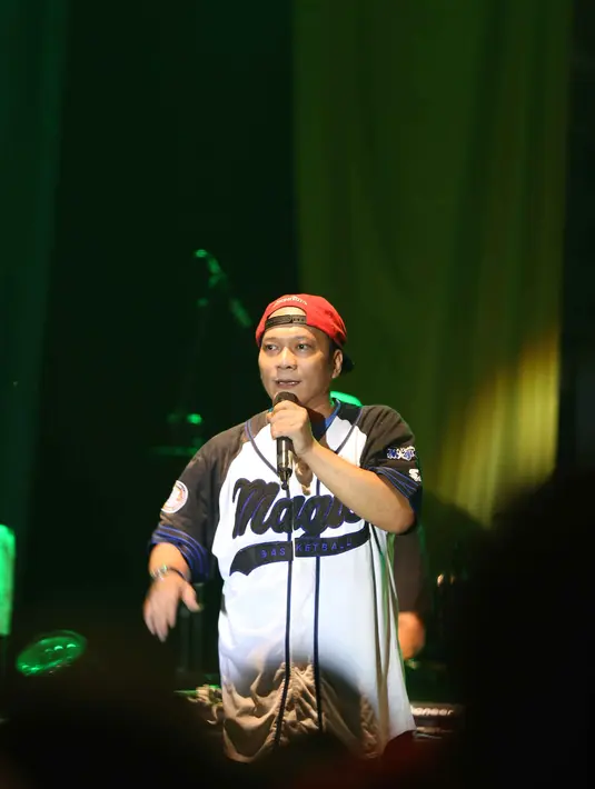 "90's itu era di mana kita berhak untuk belagu. Kita ingin malam ini semakin indah," ujar rapper kelahiran Bandung, 25 Oktober 1970 ini di selal-sela penampilannya. (Nurwahyunan/Bintang.com)