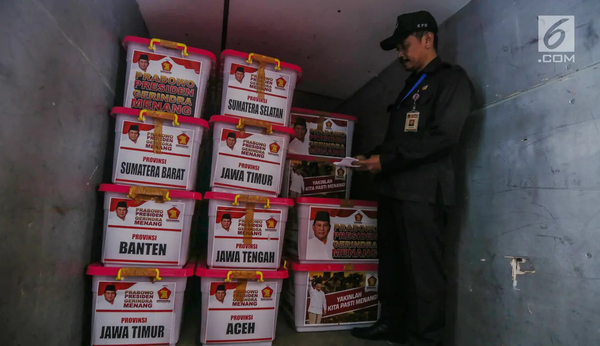 Petugas mengecek berkas milik partai politik calon peserta pemilu 2019 saat dipindahkan di kantor KPU, Jakarta, Selasa (17/10). (Liputan6.com/Faizal Fanani)