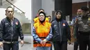 Bupati Sukoharjo Etik Suryani mengenakan rompi tahanan  dibawa menuju mobil tahanan usai menjalani pemeriksaan di Gedung Merah Putih KPK, Jakarta, Sabtu (11/7/2026). (KLY/Arie Basuki)